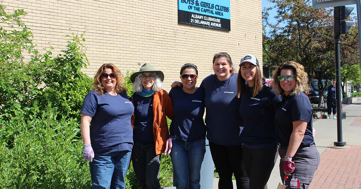 Sunmark Credit union weeding team