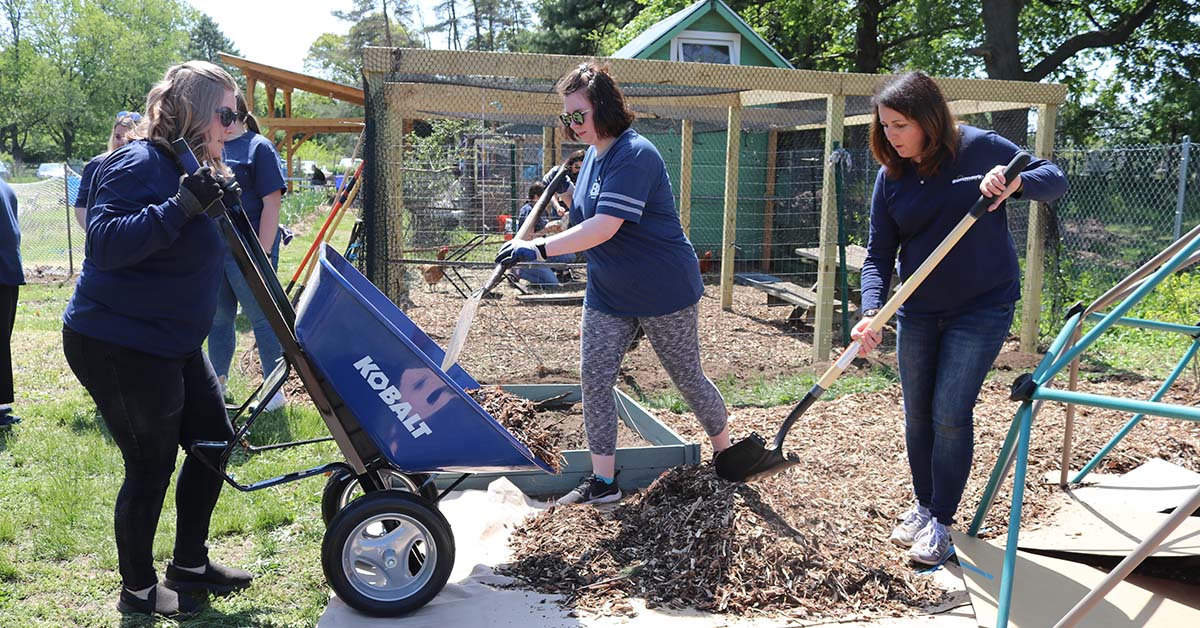 Sunmark Credit Union team shoveling on 5.18 Day